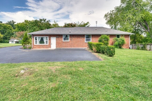 Building Photo - Beautifully Updated 3BR/1.5BA Home in Coveted Caldwell Hall!