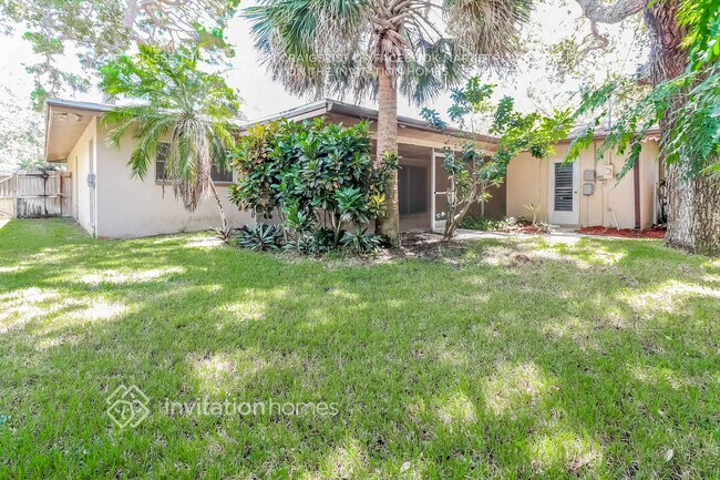 Building Photo - 10350 Bay Hills Dr
