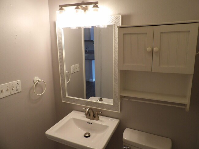 Building Photo - 902 Plaza Dr