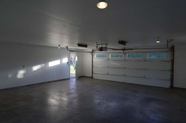 Building Photo - 2 bed 2 bath with large garage in Sequim