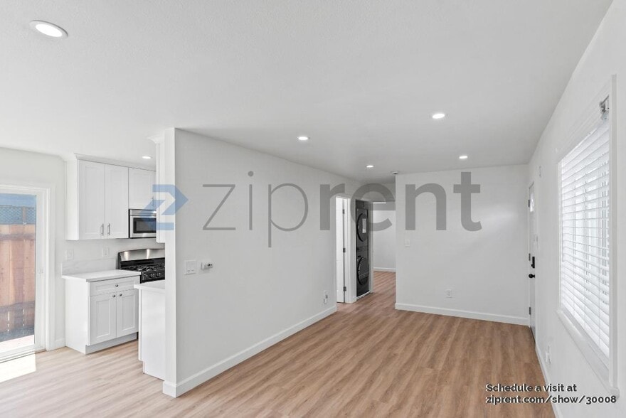 Building Photo - Unit