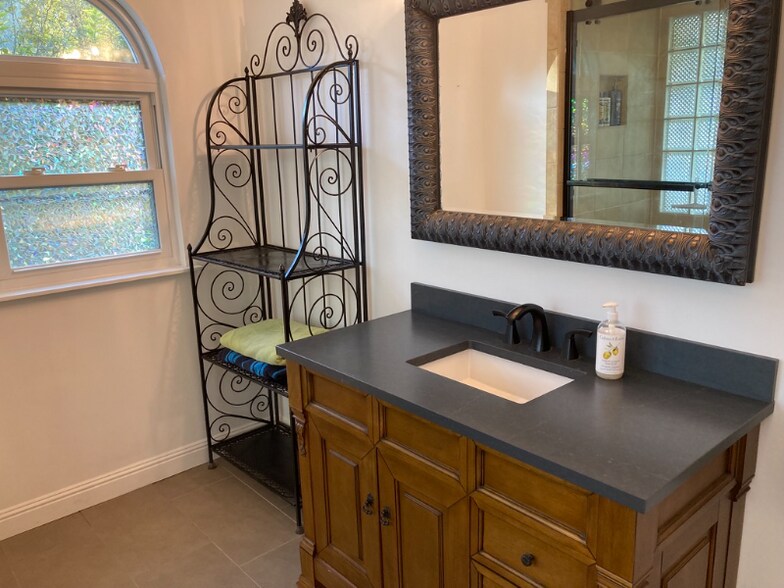 Building Photo - 12 Spruce St