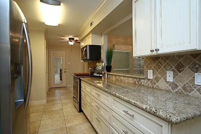 Building Photo - 5228 Woodlawn Pl