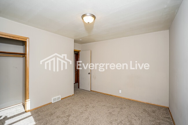 Building Photo - 8715 W Lawrence Ave