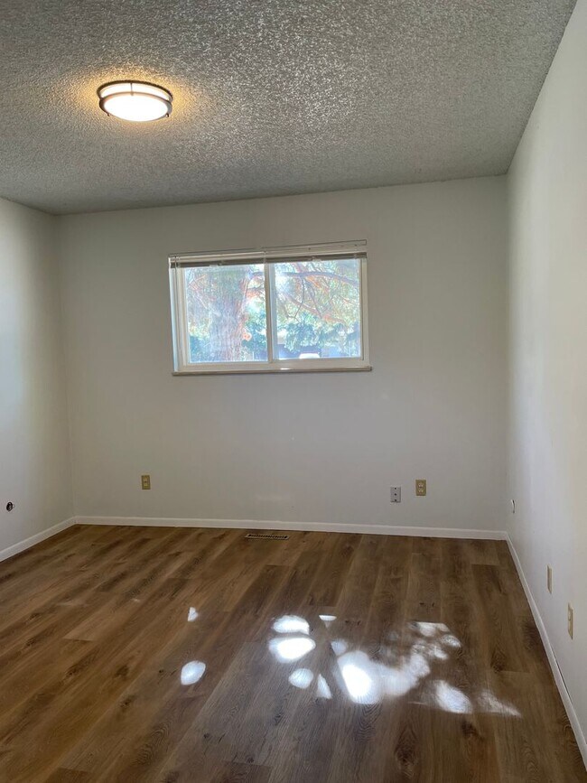 Building Photo - 2143 Ryeland Ln