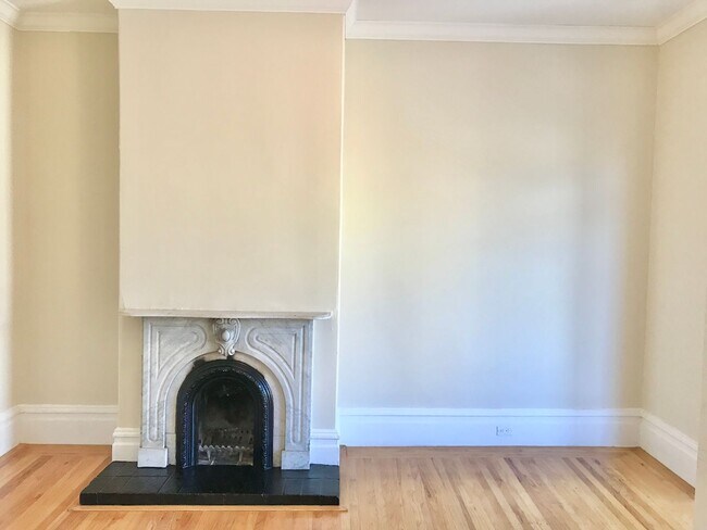 Building Photo - Handsome, Recently Renovated, 3BR/2BA Pac ...