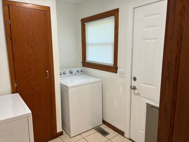 Building Photo - inviting 3-bedroom, 2-bath residence