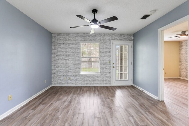 Building Photo - 2 Bedroom 2 Bathroom Gated Community