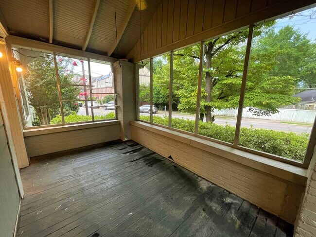 Screened in porch - 908 Oxmoor Rd