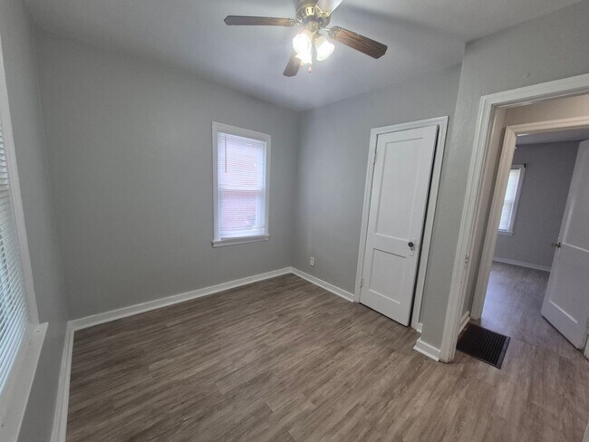 Building Photo - 622 Crestmore Ave