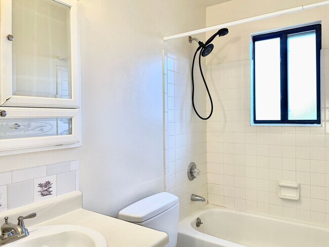 Building Photo - Lovely 3 Bedroom in Fountain Valley