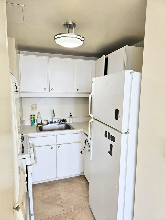 Building Photo - Punahou Pulelehua 2 Bedroom 1 Bathroom 1 Parking 15th Floor Condominium