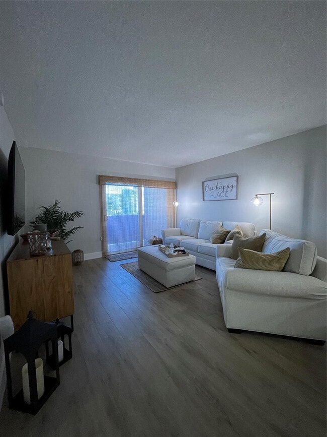 Building Photo - 400 Kings Point Dr