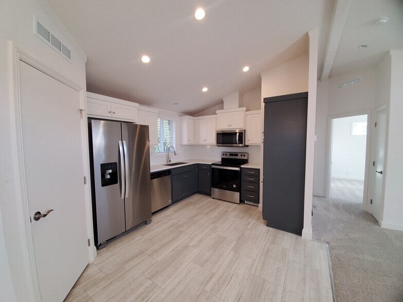 Building Photo - 25918 Meadowmist Dr