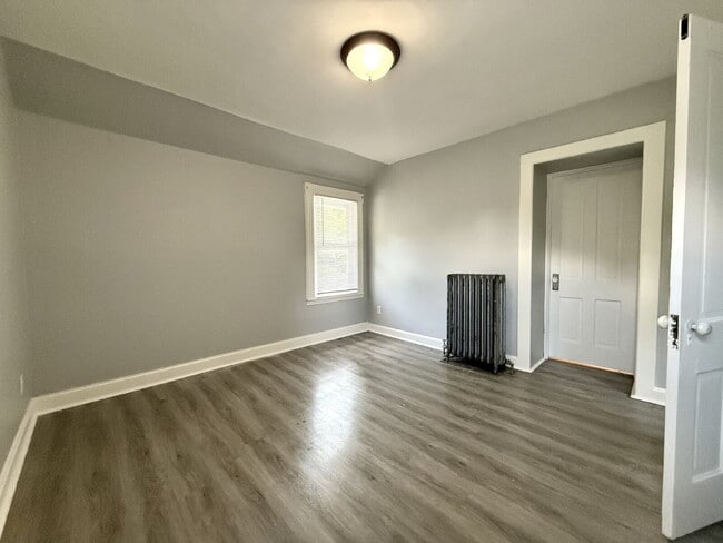 Building Photo - Large 2 bedroom, 1 bath for rent.