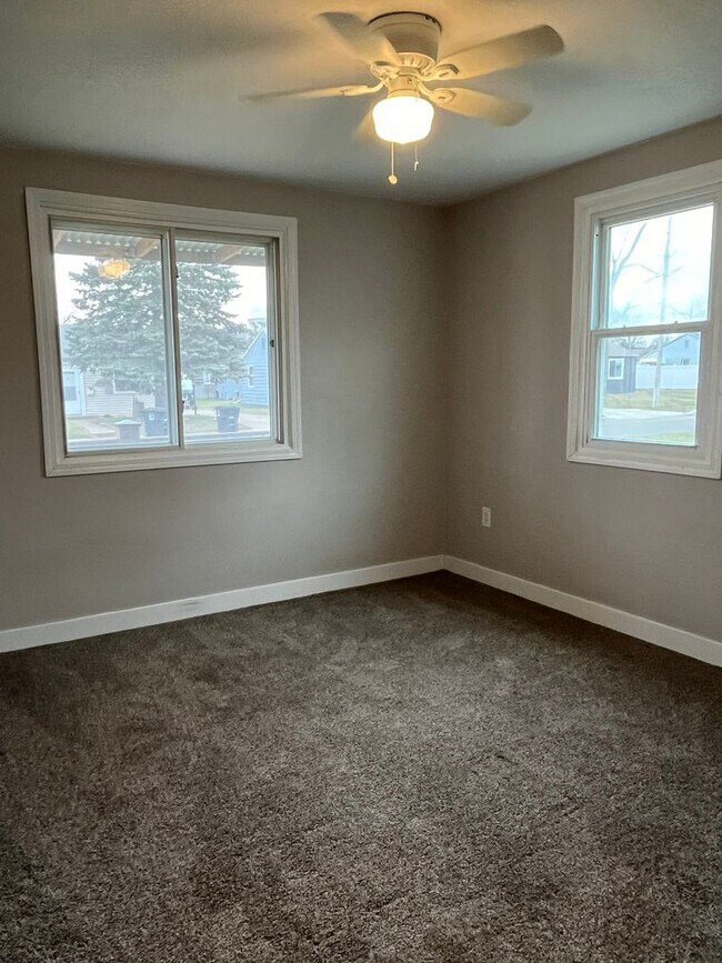 Building Photo - Molette Home in the heart of Moline.