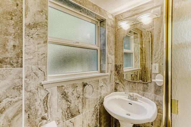 Building Photo - 4Bd/2Ba Bellevue House