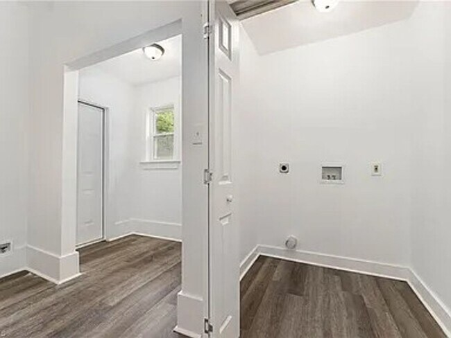 Building Photo - Charming Fully Renovated Cottage Minutes from Downtown!