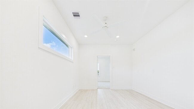 Building Photo - 9606 Valeca Dr