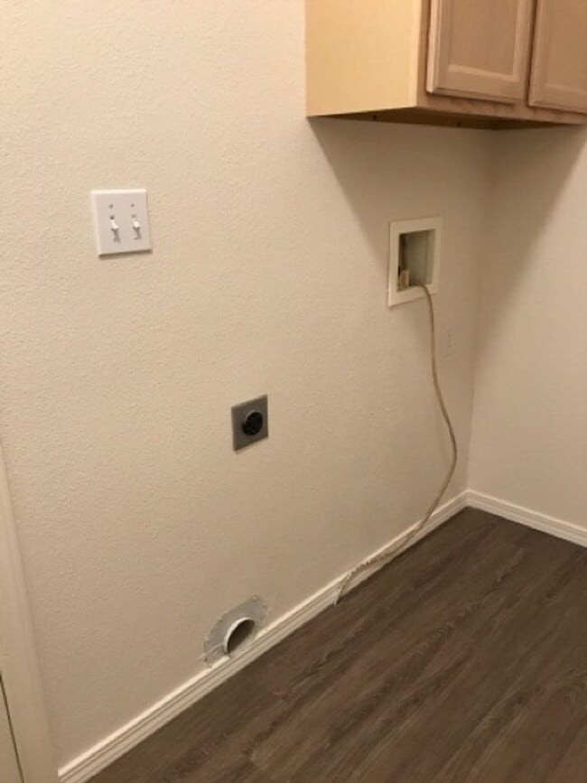 Building Photo - 618 Windemere Cir