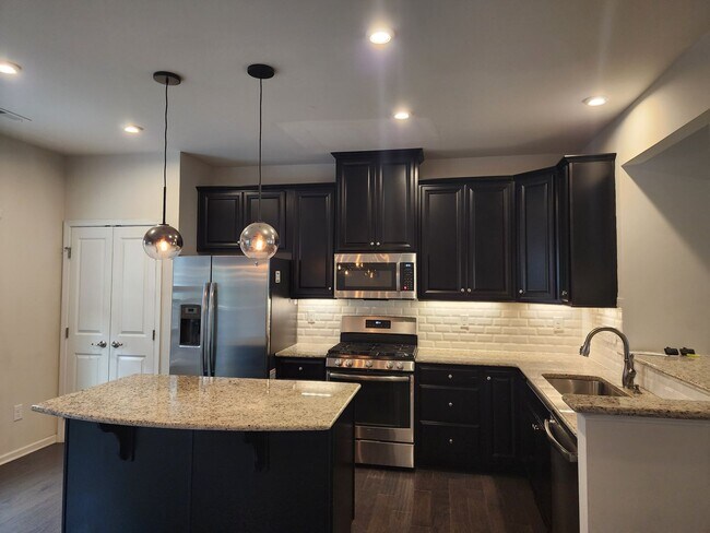 Building Photo - Plaza Midwood Townhome