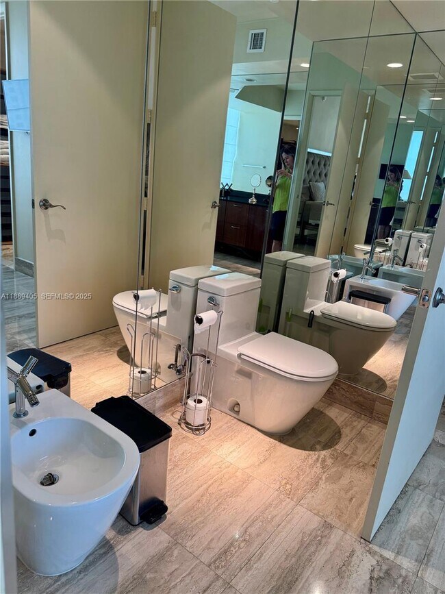 Building Photo - 16001 Collins Ave