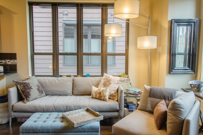 Building Photo - 2Bd/1.5Ba Seattle Townhouse