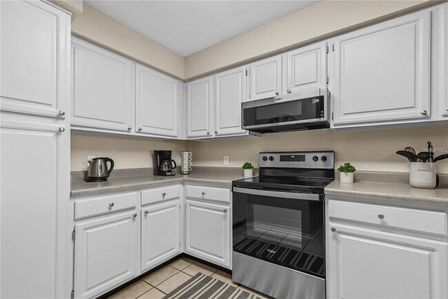 Building Photo - 13917 Fairway Island Dr