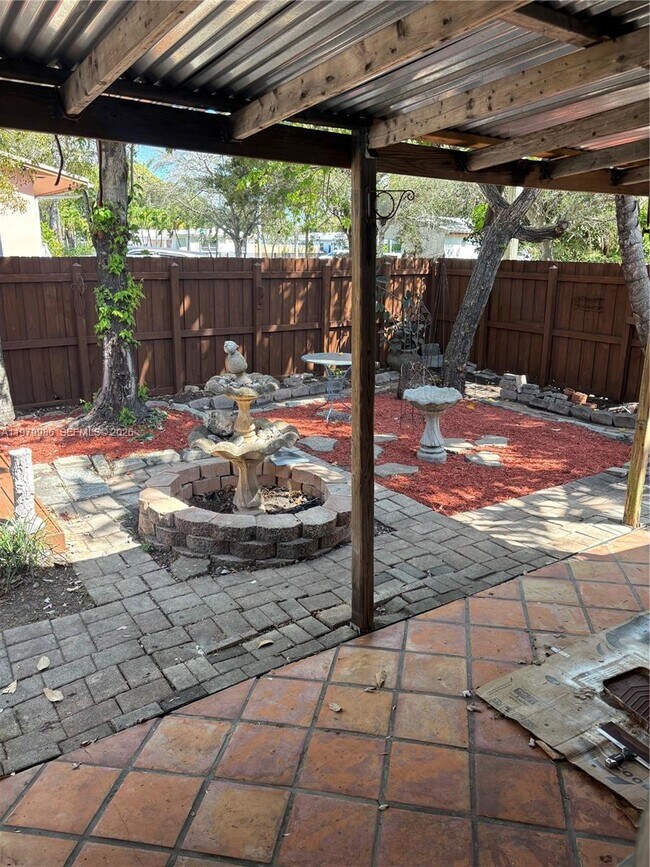 Building Photo - 729 NE 2nd Ct