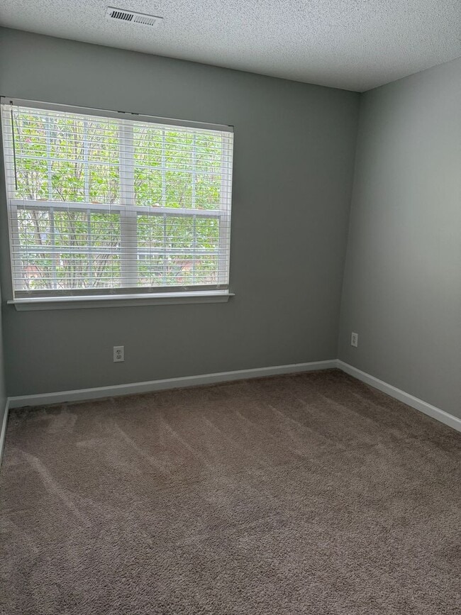 Building Photo - Well Maintained 3 Bedroom Townhome - Neigh...