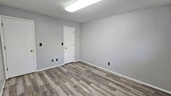 Building Photo - 3 Bedroom 2 Bath Townhouse Rent Ready!