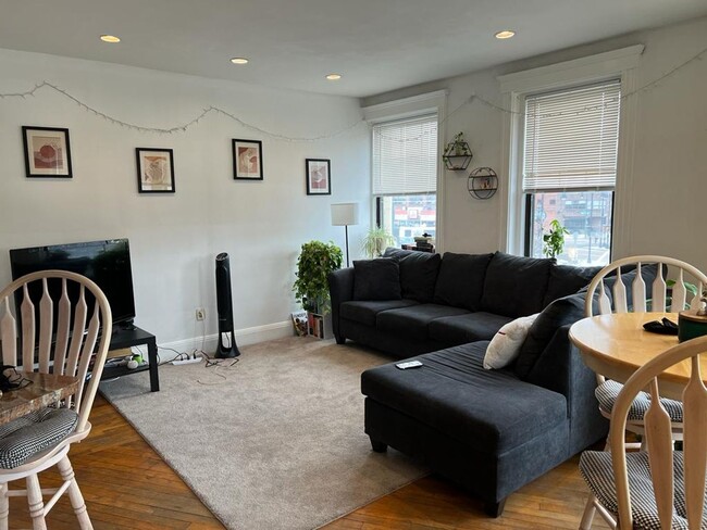 Building Photo - 2 Bedroom sunny second-floor corner unit a...