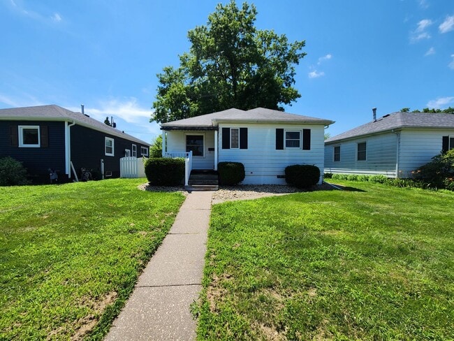 Building Photo - Great 3 Bedroom House