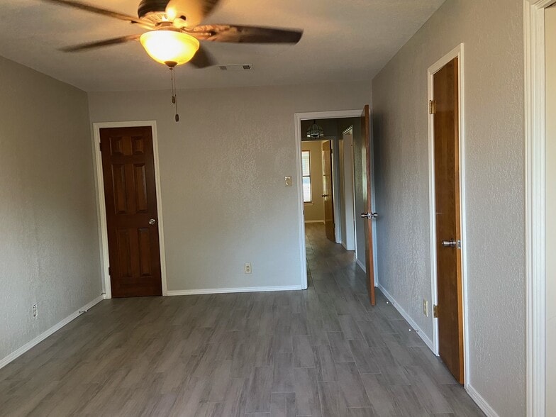 Building Photo - 702 Blackwell Ave