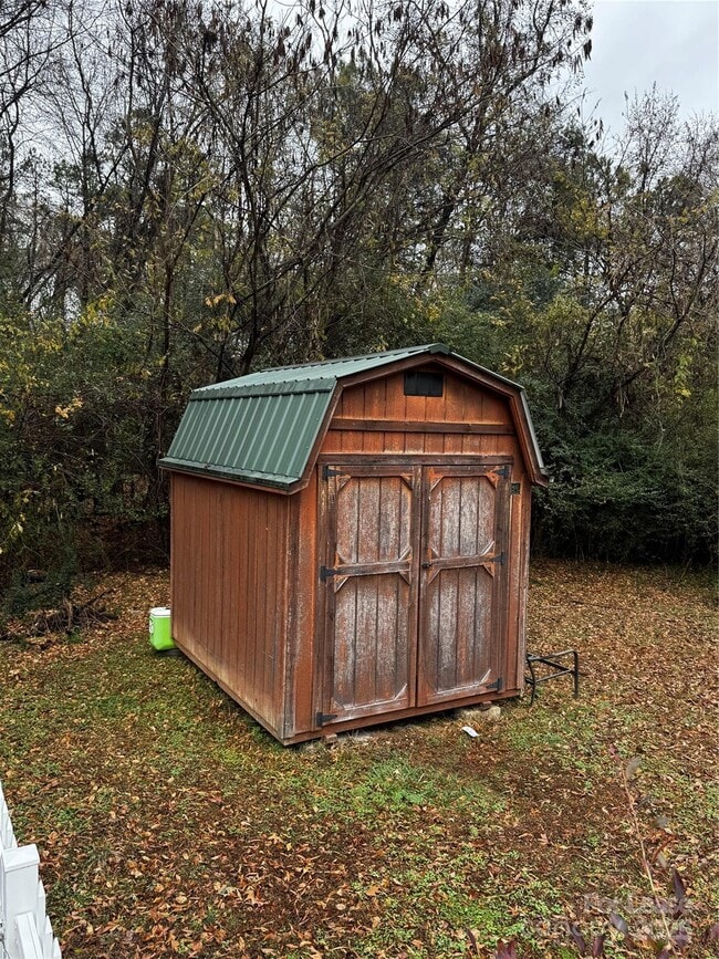 Building Photo - 404 Moss Springs Rd