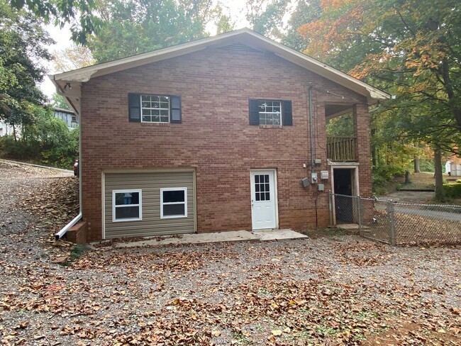 Building Photo - 3 bedroom 2 bathroom single-family home