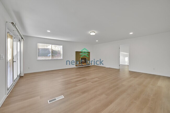 Building Photo - A beautiful 4 bed and 2 bathroom house for rent