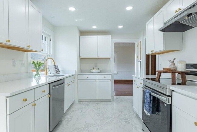Building Photo - Beautifully remodeled 3-bedroom, 2-bath ho...