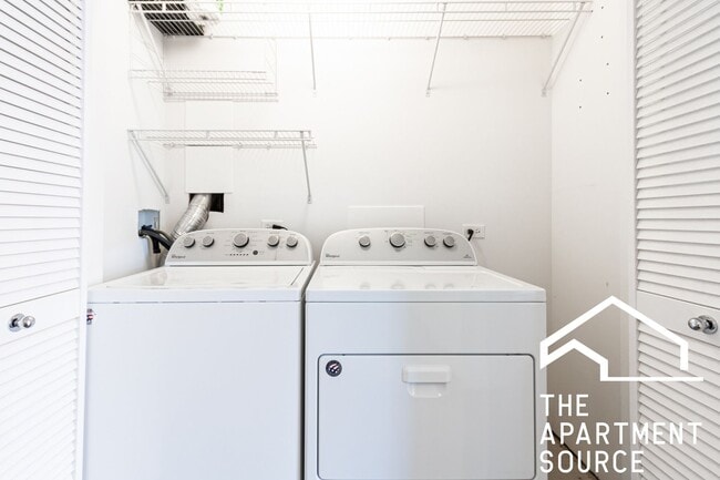 Building Photo - MASSIVE Loft-style condo-quality 2 Bed/2 ba IN UNIT LAUNDRY in Wrigley!