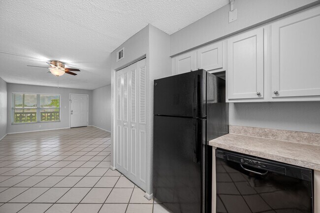 Building Photo - Spacious 2 Bed-1Bath apartment with Pool!