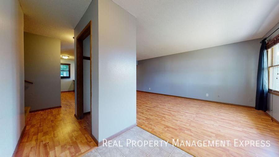 Building Photo - 3 Bed 2 Bath Duplex w/ Attached Garage