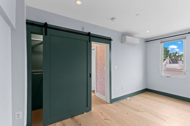 Building Photo - Bright Top-Floor 1BR Condo in Columbia Hei...