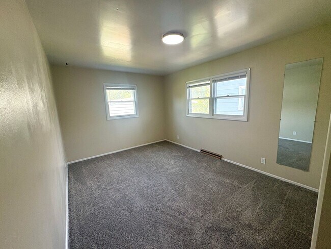 Building Photo - 1215 Avenue E
