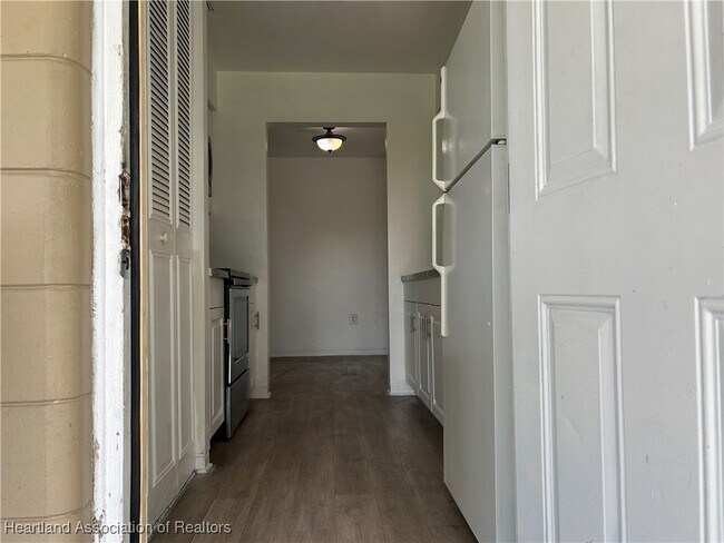 Building Photo - 124 Swallow Ave