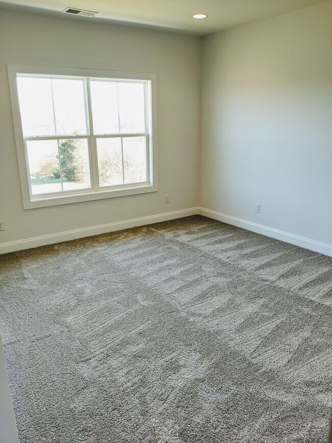 Building Photo - Beautiful 3 Bedroom Townhome w/2 car garage!
