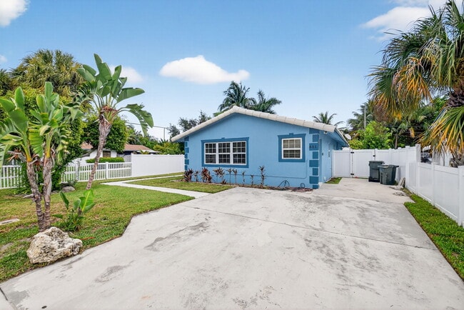 Building Photo - 601 SW 5th Ave