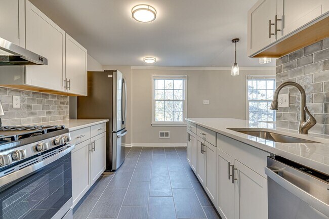 Building Photo - Renovated Home in Pinewood Lake Neighborhood