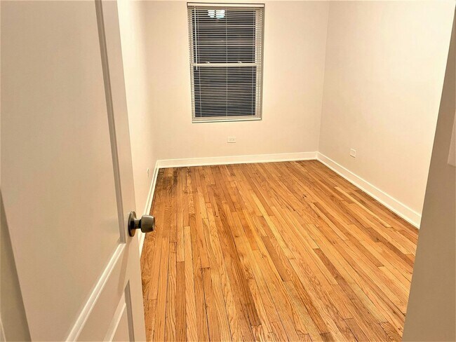 Building Photo - 4405 N Kimball Ave