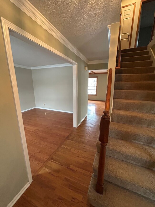 Building Photo - 4 Bedroom 2.5 Bath Beautiful Home in Olath...