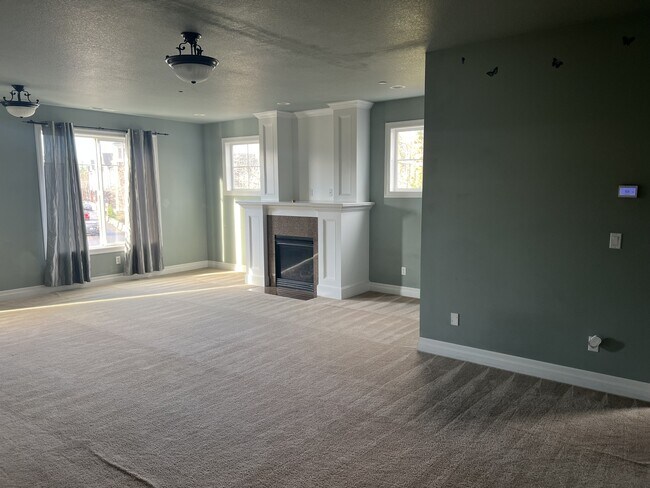 Building Photo - 1526 NE Market Dr